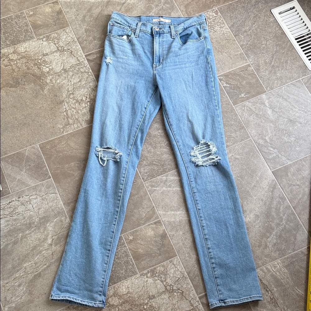 Levi’s 724 High-rise straight Sz 27/32 Women's light wash Blue Distressed Jeans